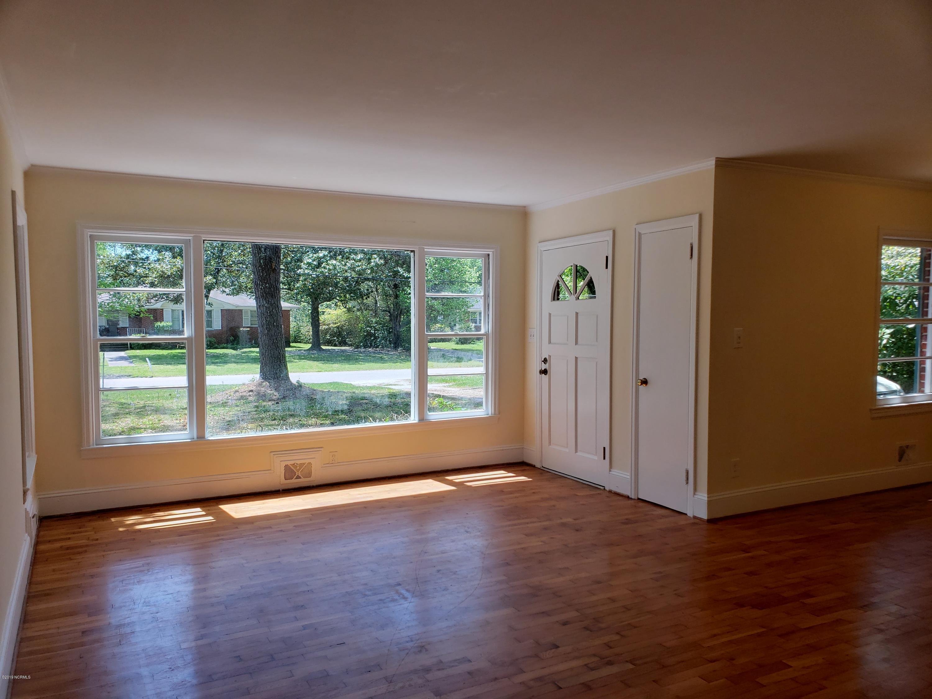 2409 Shirley Road Wilmington, NC 28405 - Photo 3 of 12 Living 2