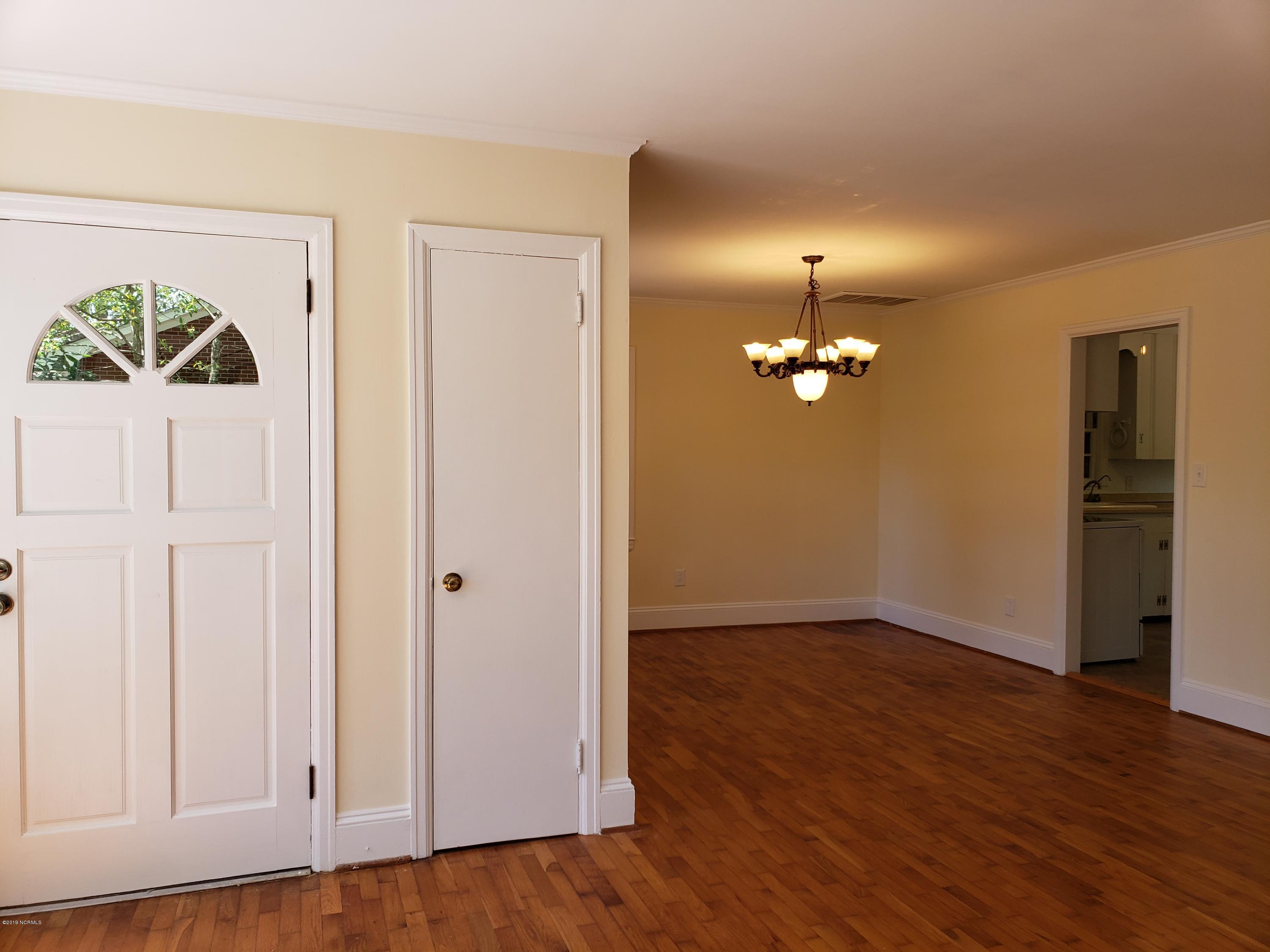 2409 Shirley Road Wilmington, NC 28405 - Photo 4 of 12 Living to dining