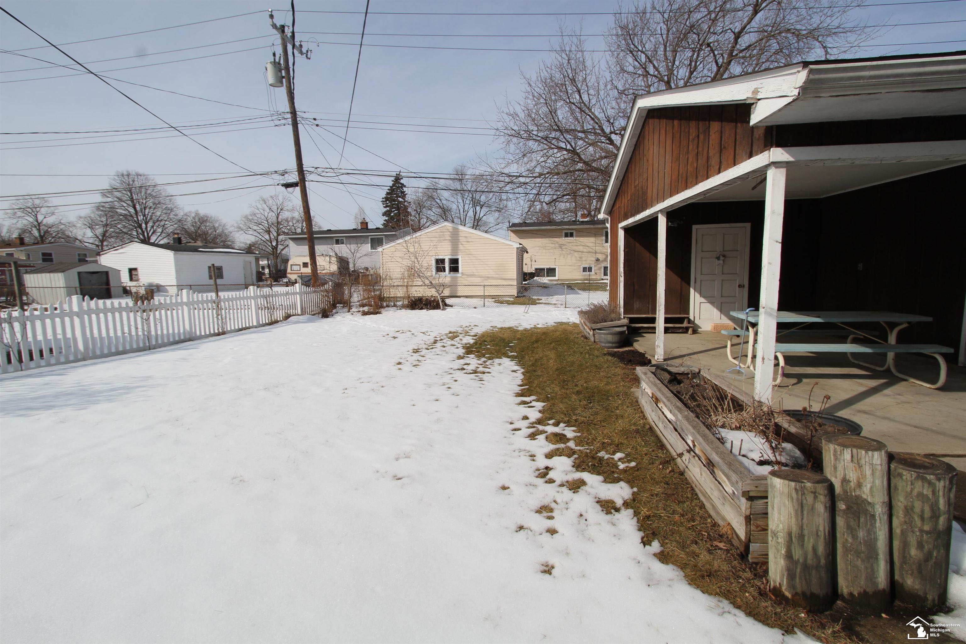 511 John Rolfe Drive Monroe, MI 48162 - Photo 4 of 19 50199464-296916cb-3c8a-4552-b50a-b98842f46f0f.JPG