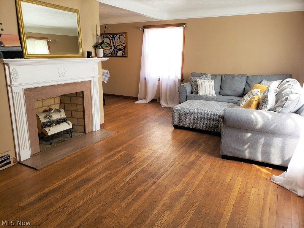 1396 Grantleigh Road Cleveland, OH 44121 - Photo 4 of 27 Gallery Image 4