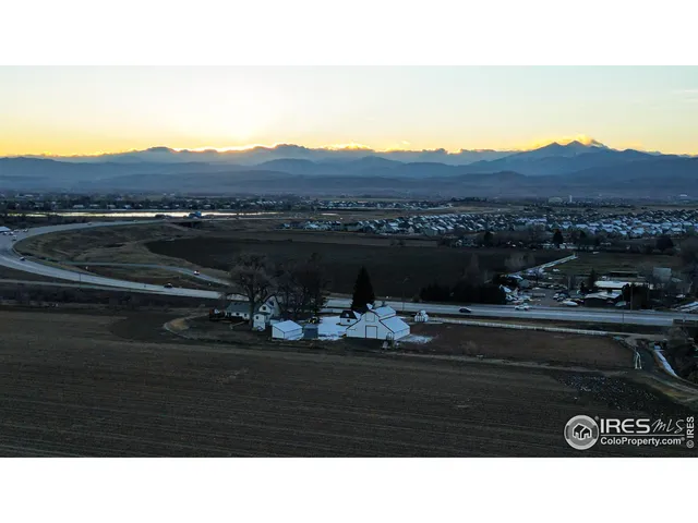 a black and white photo of a room