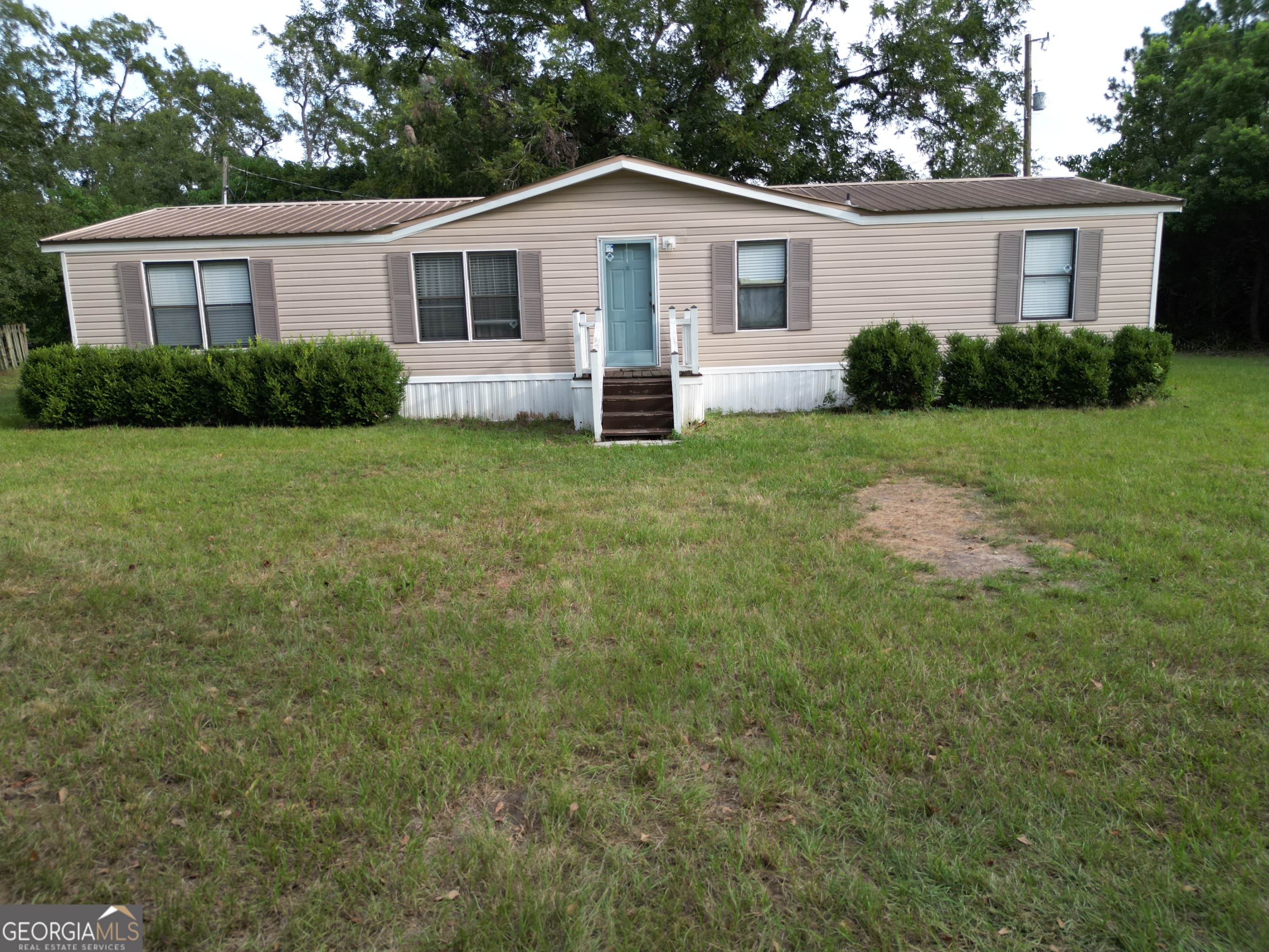 a view of a house with yard and garden