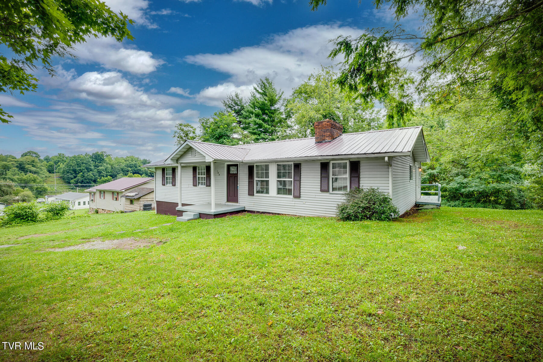 103 Whites Subdivision Road Cedar Bluff, VA 24609 - Photo 1 of 29 003