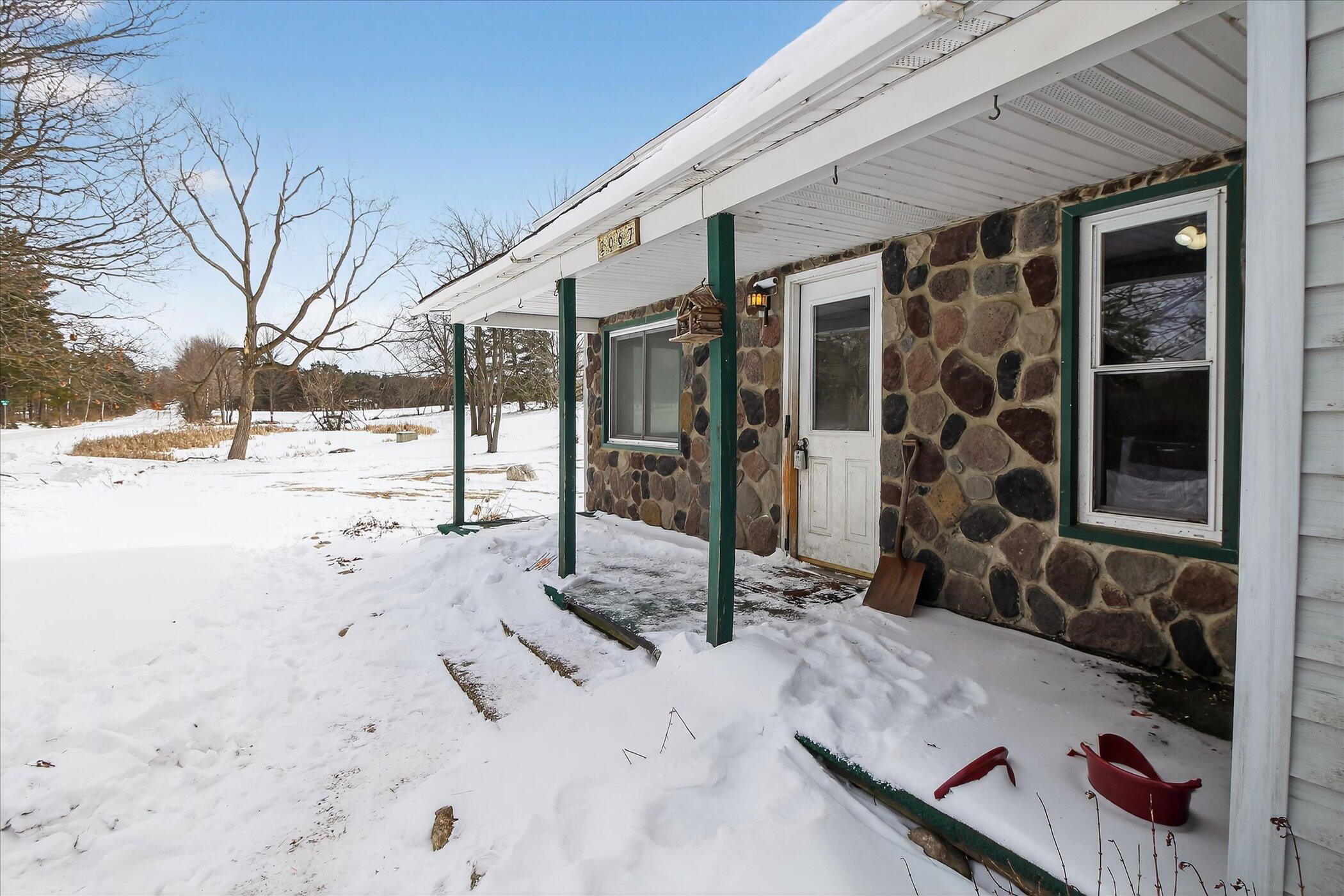 2067 11 Mile Road Remus, MI 49340 - Photo 10 of 62 10-2067-11-Mile-Rd-Windowstill