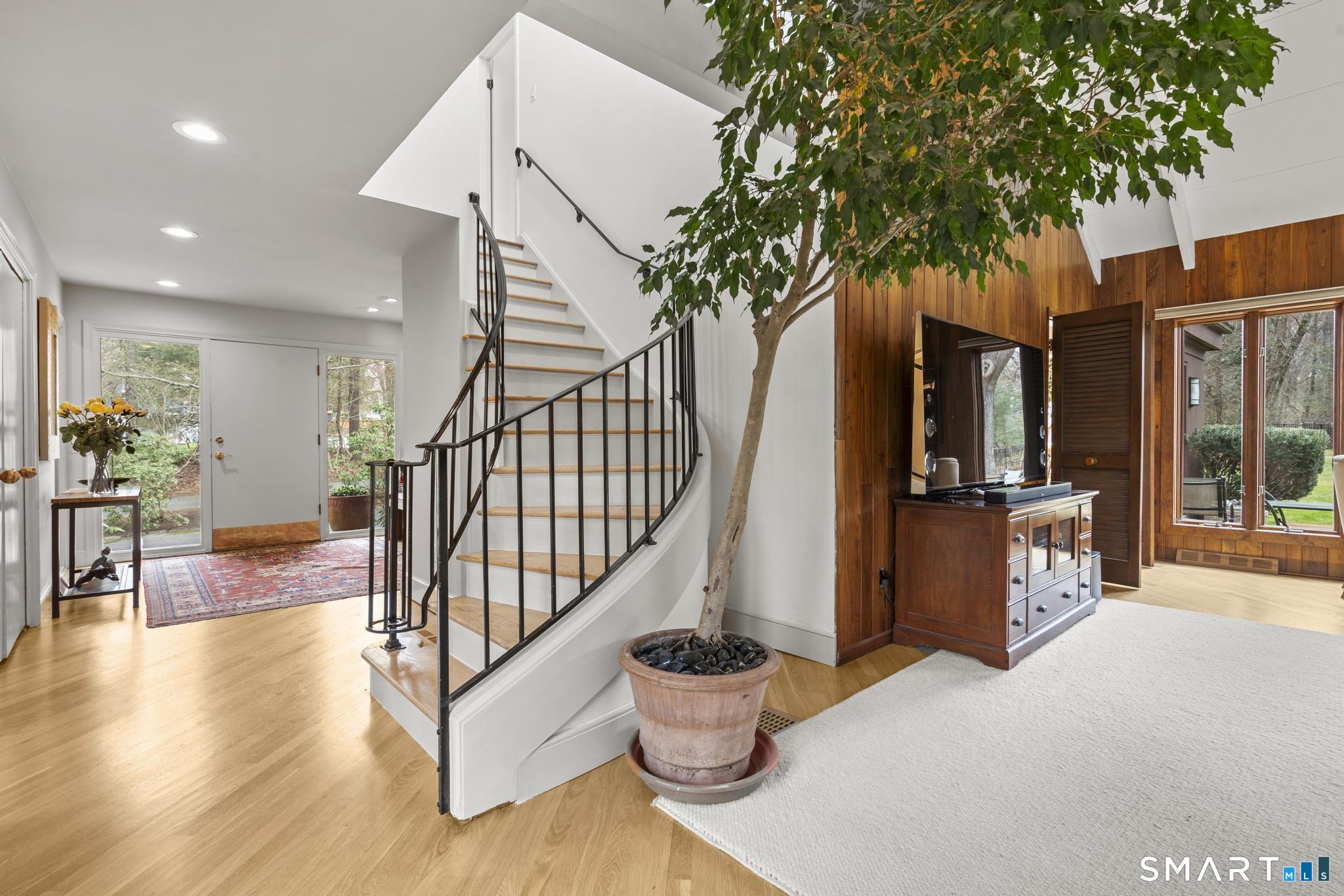 81 Deer Run Road Woodbridge, CT 06525 - Photo 3 of 40