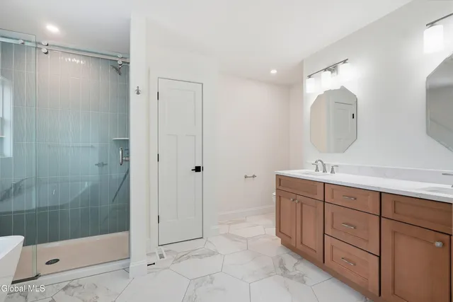 $825,000 | 2 Welding Way, Colonie, NY 12047