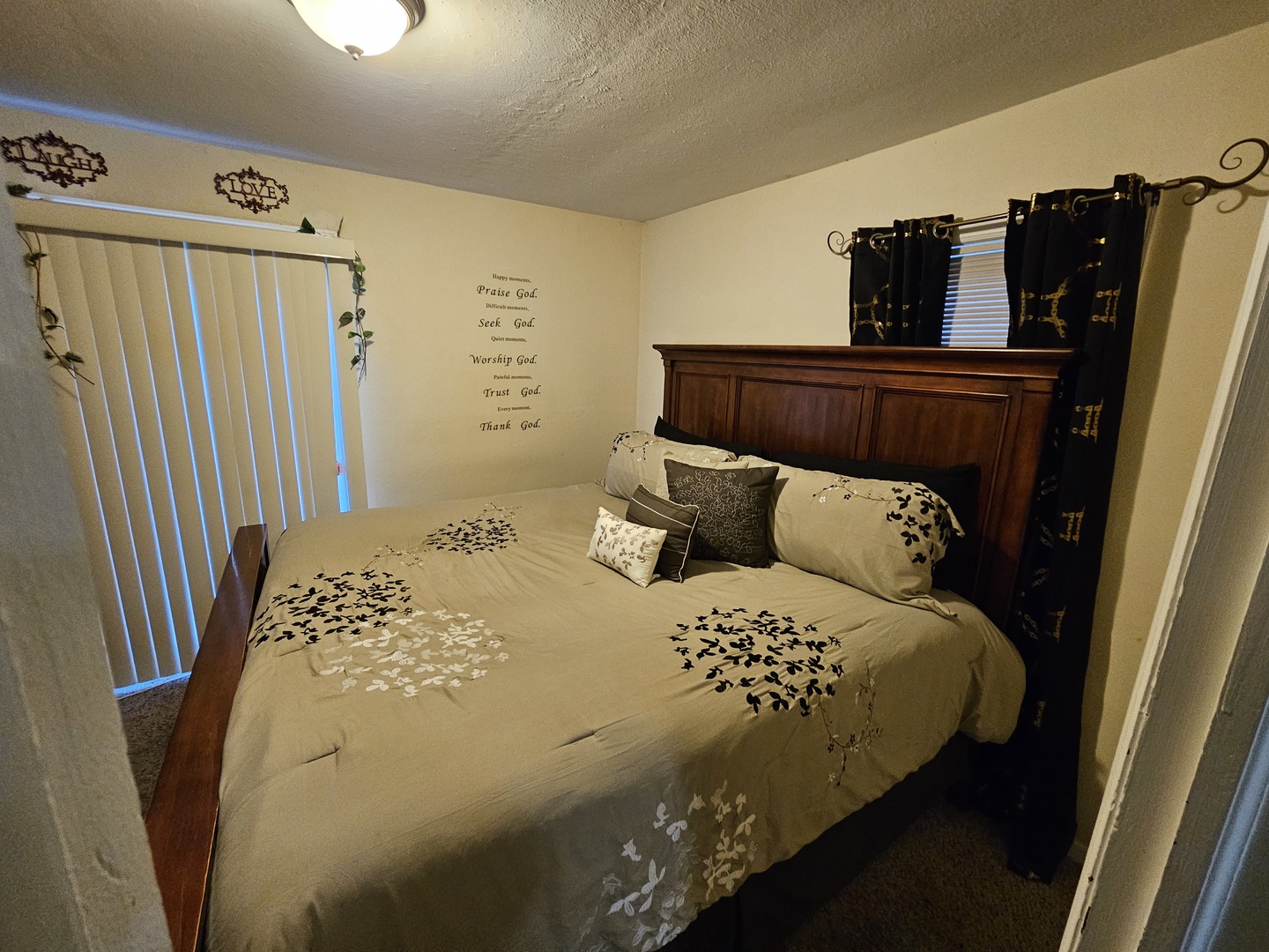 239 South McLean Boulevard Elgin, IL 60123 - Photo 18 of 30 a bedroom with a bed and wooden floor