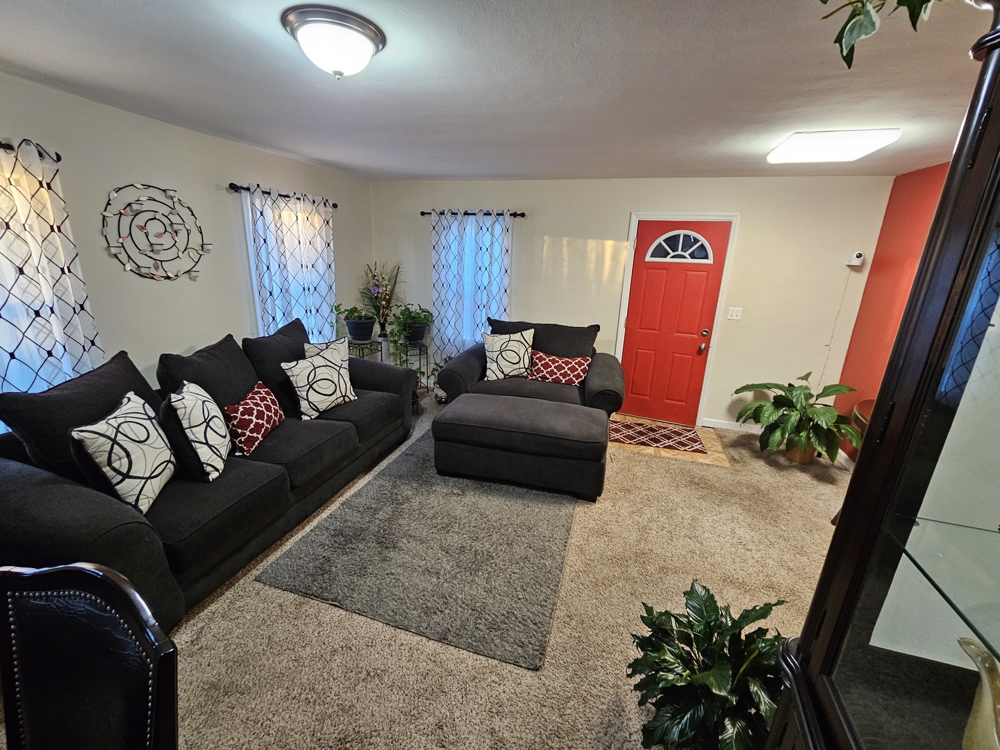 239 South McLean Boulevard Elgin, IL 60123 - Photo 9 of 30 a living room with furniture and a potted plant