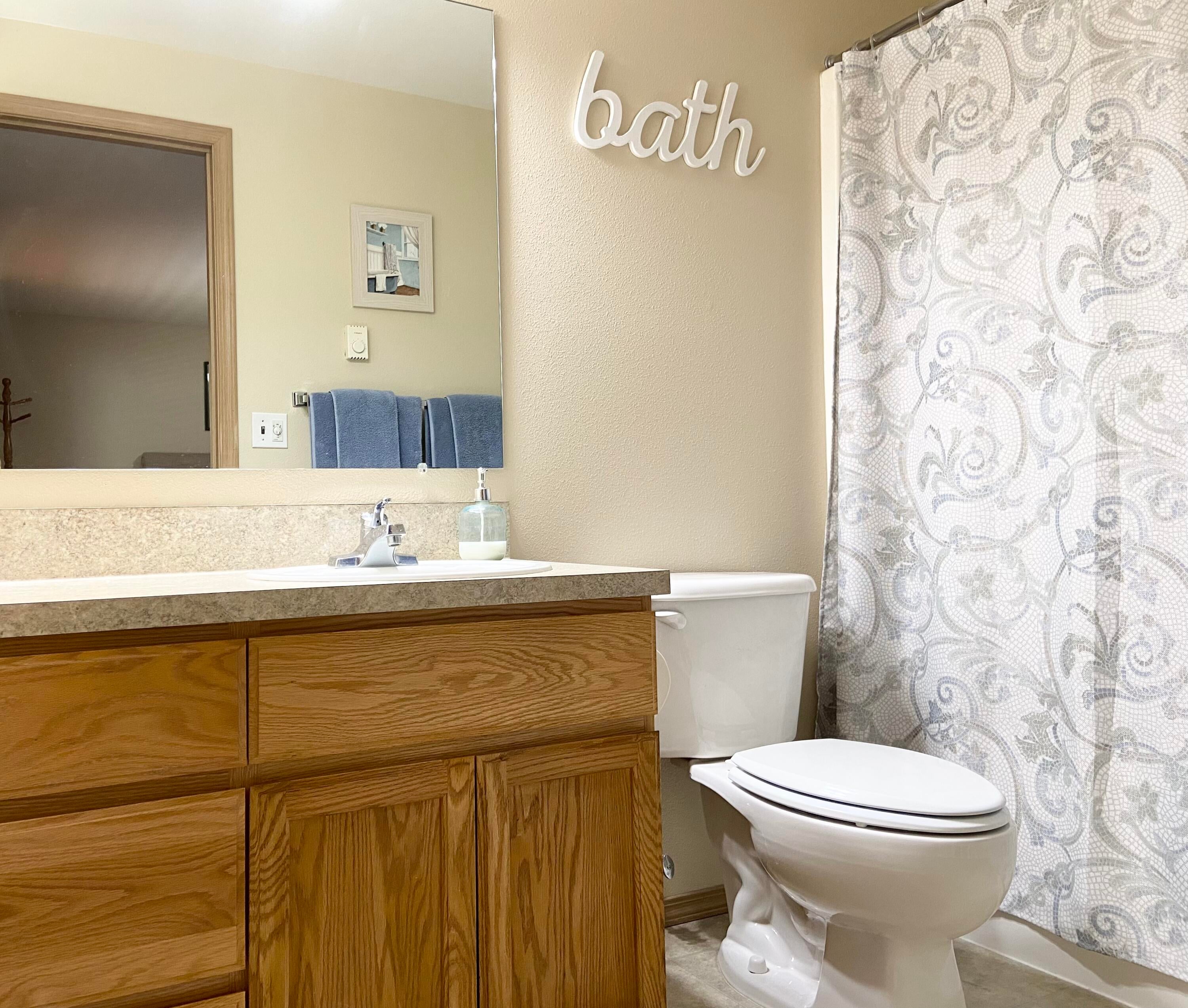 60218 Agate Road Bend, OR 97702 - Photo 16 of 19 Primary bedroom?s bathroom