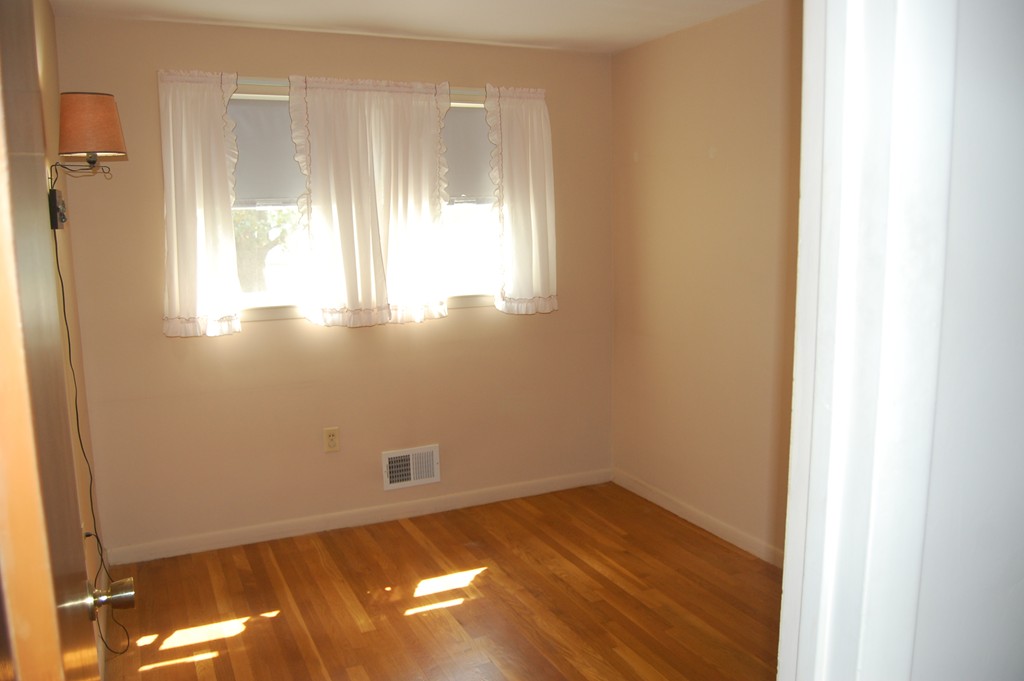 16 Berkshire Road Chelmsford, MA 01863 - Photo 8 of 10 Gallery Image 8