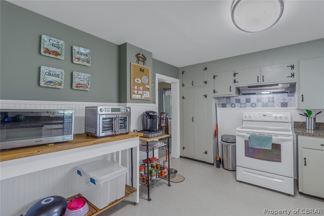 314 Callis Road Lancaster, VA 22503 - Photo 21 of 41 a room with furniture a washer and dryer