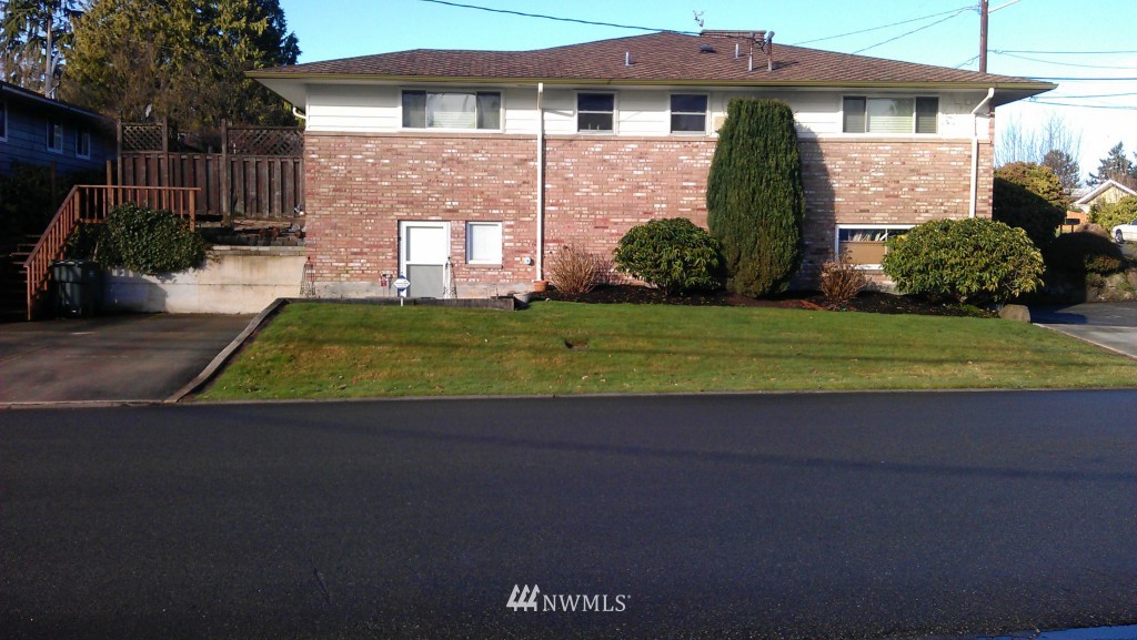 206 Heather Road, Unit 2 Everett, WA 98203 - Photo 2 of 12 a view of a house with a backyard