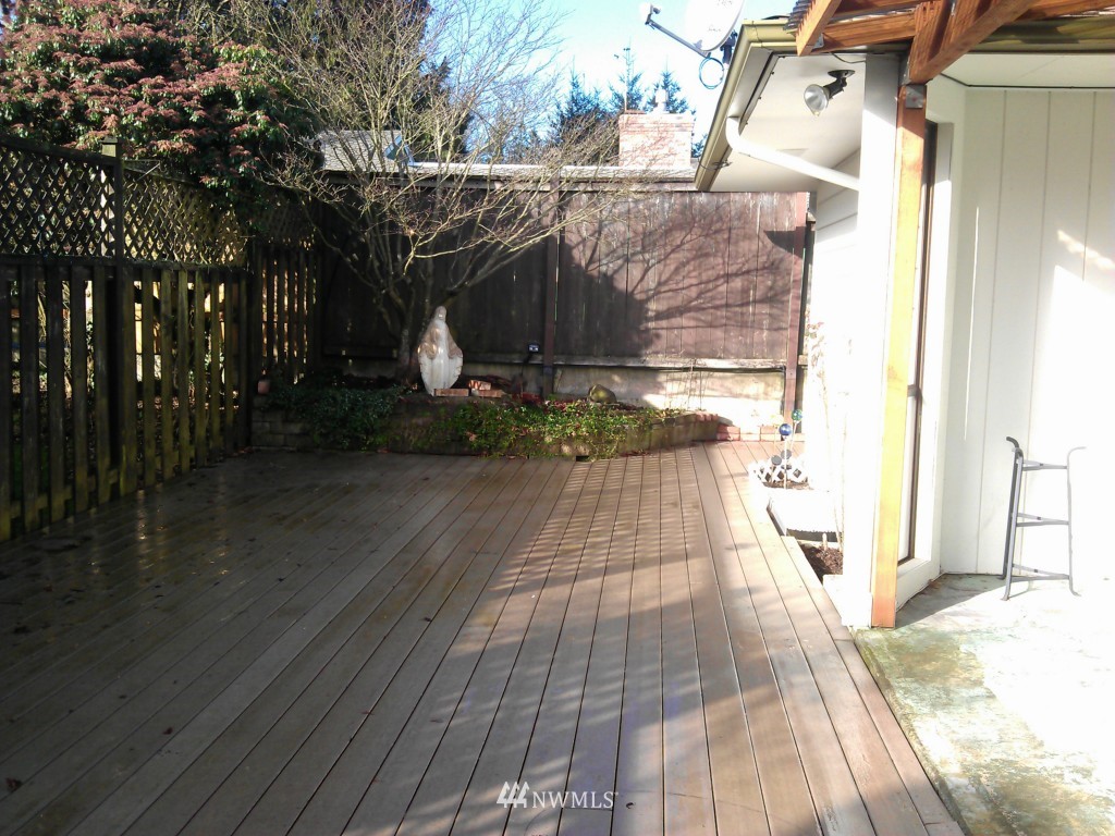 206 Heather Road, Unit 2 Everett, WA 98203 - Photo 12 of 12 a view of a pathway of a house