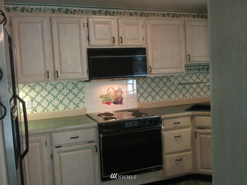 206 Heather Road, Unit 2 Everett, WA 98203 - Photo 3 of 12 a stove top oven sitting inside of a kitchen