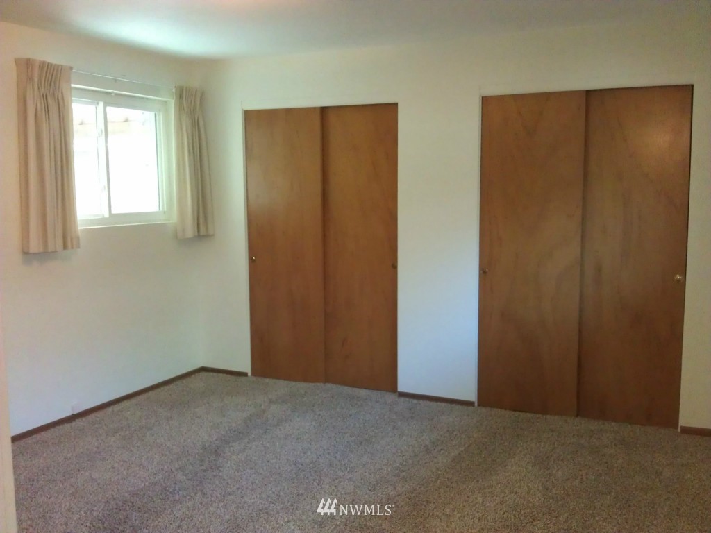 206 Heather Road, Unit 2 Everett, WA 98203 - Photo 5 of 12 an empty room with windows and closet