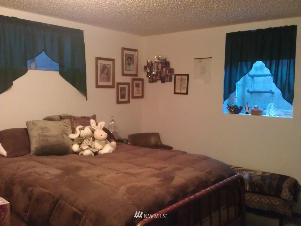 206 Heather Road, Unit 2 Everett, WA 98203 - Photo 7 of 12 a bedroom with a bed and a painting on the wall