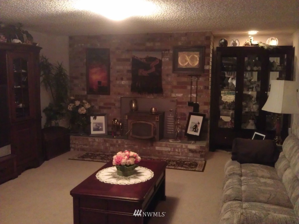 206 Heather Road, Unit 2 Everett, WA 98203 - Photo 8 of 12 a living room with furniture and lamp