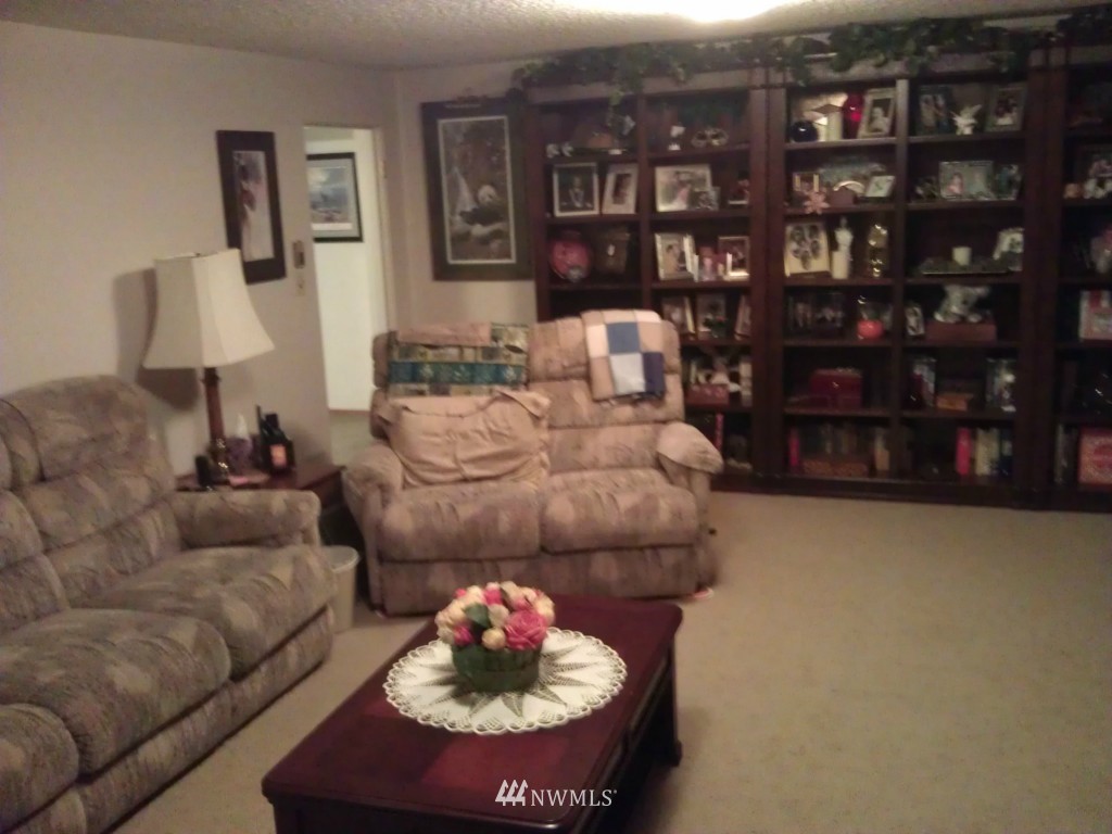 206 Heather Road, Unit 2 Everett, WA 98203 - Photo 9 of 12 a living room with furniture and a book shelf