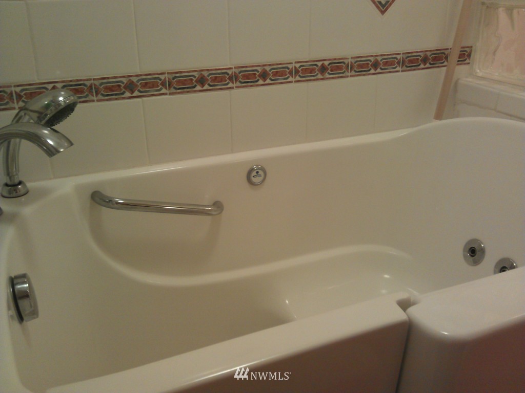 206 Heather Road, Unit 2 Everett, WA 98203 - Photo 10 of 12 a close up of a bathtub in a bathroom