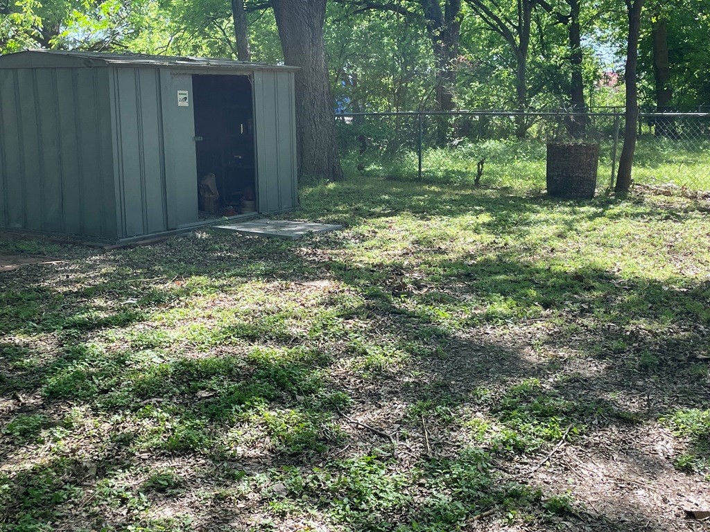 6211 Chesterfield Avenue, Unit B Austin, TX 78752 - Photo 18 of 24 a backyard of a house with lots of green space