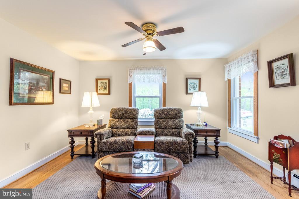 17301 Joplin Road Triangle, VA 22172 - Photo 3 of 26 Living room