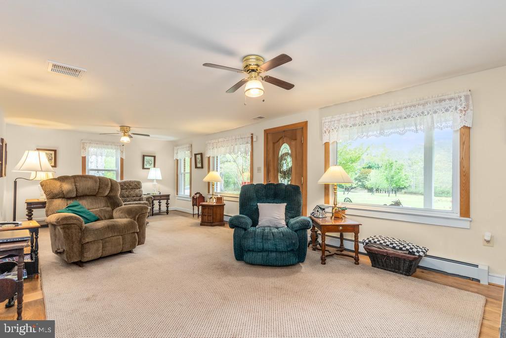 17301 Joplin Road Triangle, VA 22172 - Photo 4 of 26 Livingroom