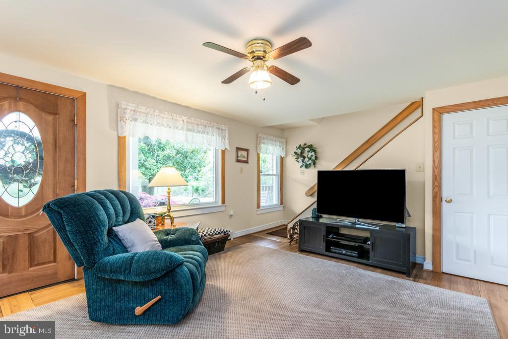 17301 Joplin Road Triangle, VA 22172 - Photo 5 of 26 Living room