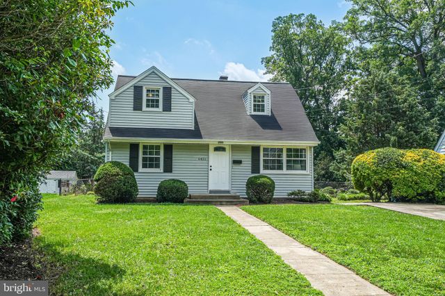 a view of a yard in front of a house