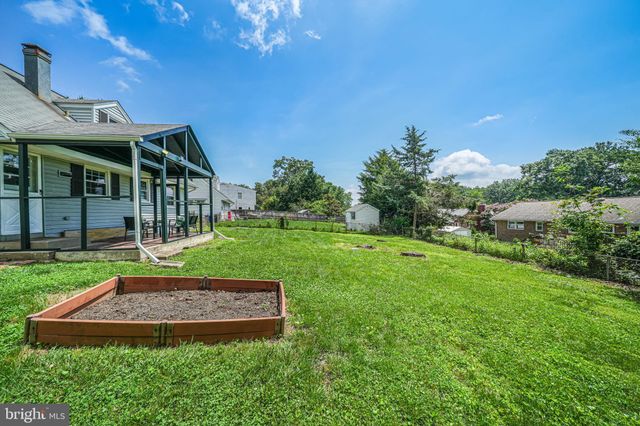 a view of a house with backyard and garden