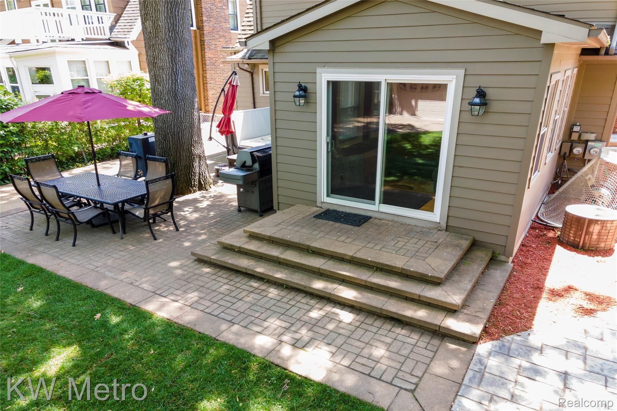 124 Cambridge Boulevard Pleasant Ridge, MI 48069 - Photo 33 of 54 DJI_0910.jpg