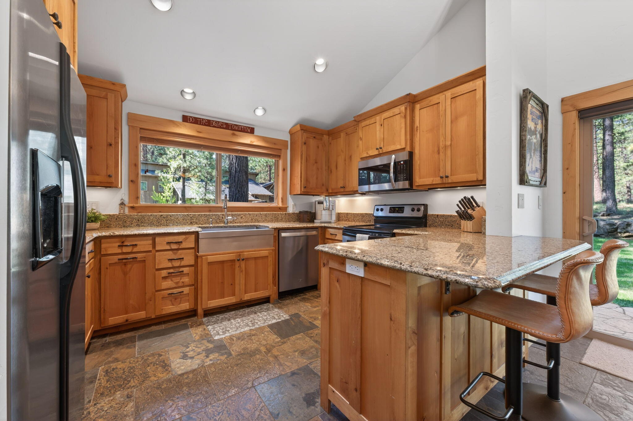 70800 Samphire, Unit RR3 Black Butte Ranch, OR 97759 - Photo 11 of 54 Kitchen w/ Breakfast Bar