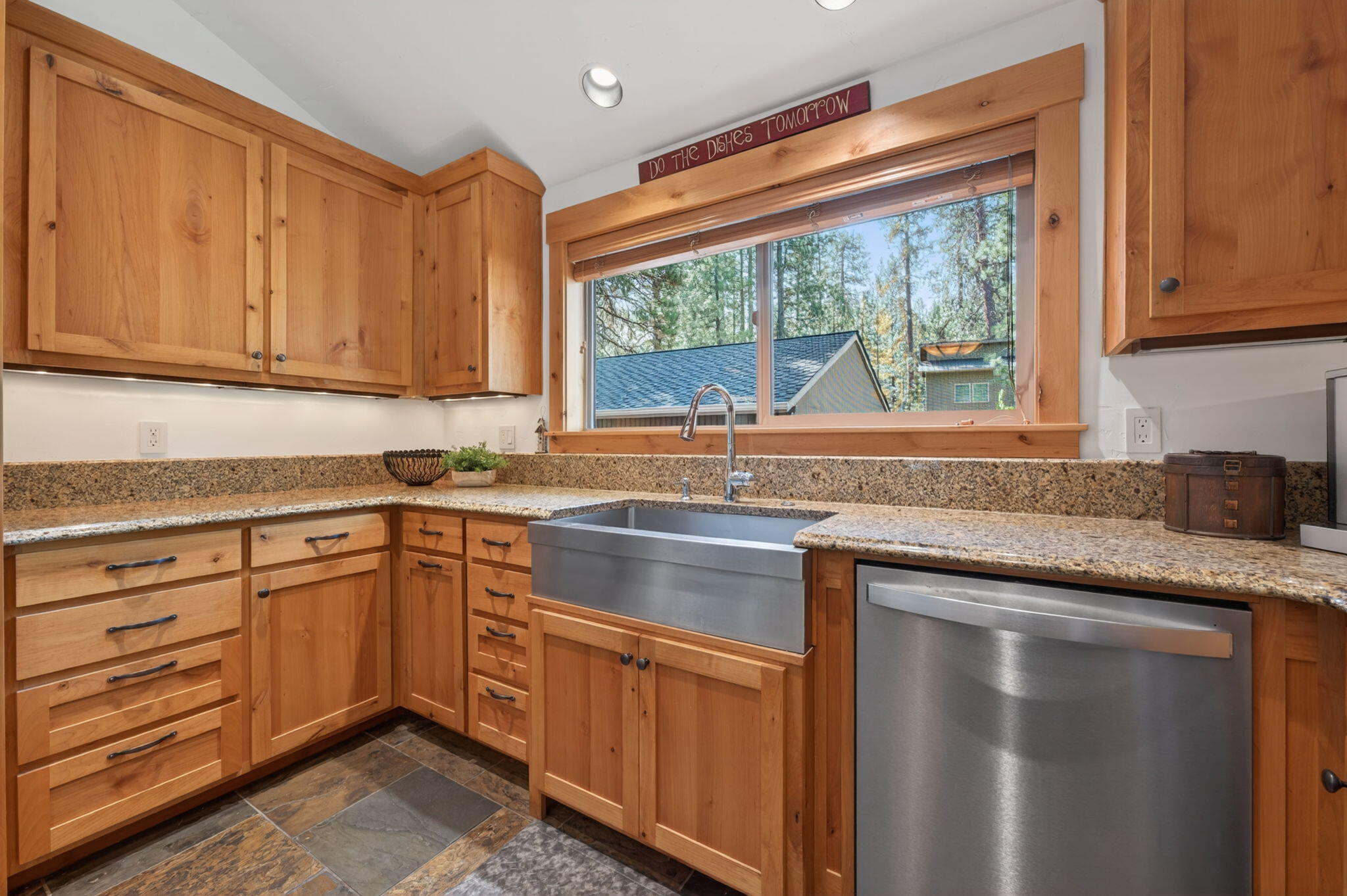 70800 Samphire, Unit RR3 Black Butte Ranch, OR 97759 - Photo 13 of 54 Kitchen w/ updated stainless steel appliances