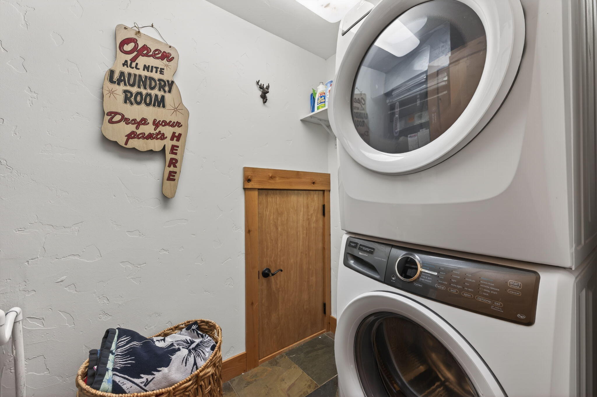 70800 Samphire, Unit RR3 Black Butte Ranch, OR 97759 - Photo 29 of 54 Laundry - stackable washer and dryer