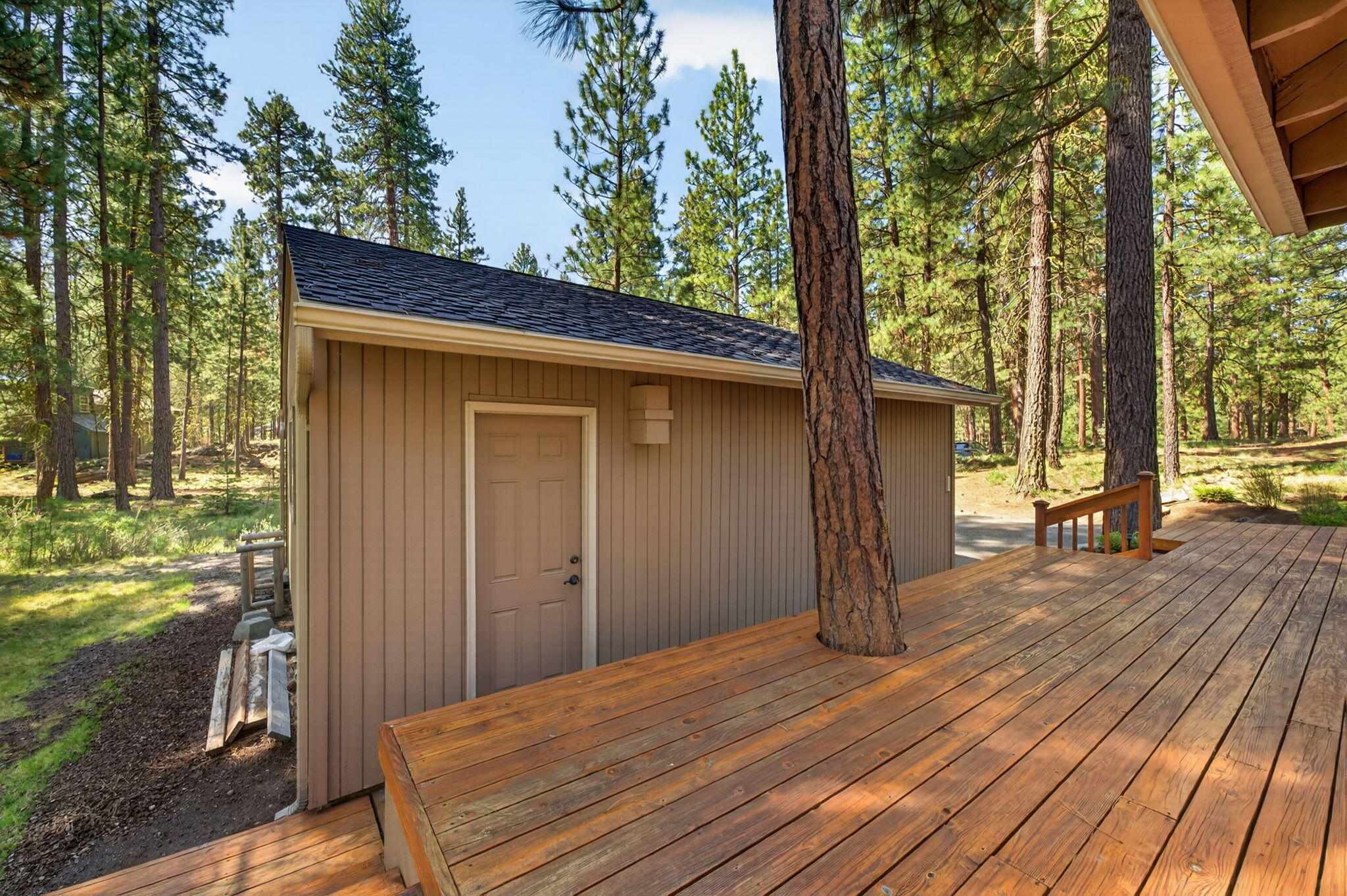70800 Samphire, Unit RR3 Black Butte Ranch, OR 97759 - Photo 37 of 54 Outdoor Living and Deck Space - side door to garage
