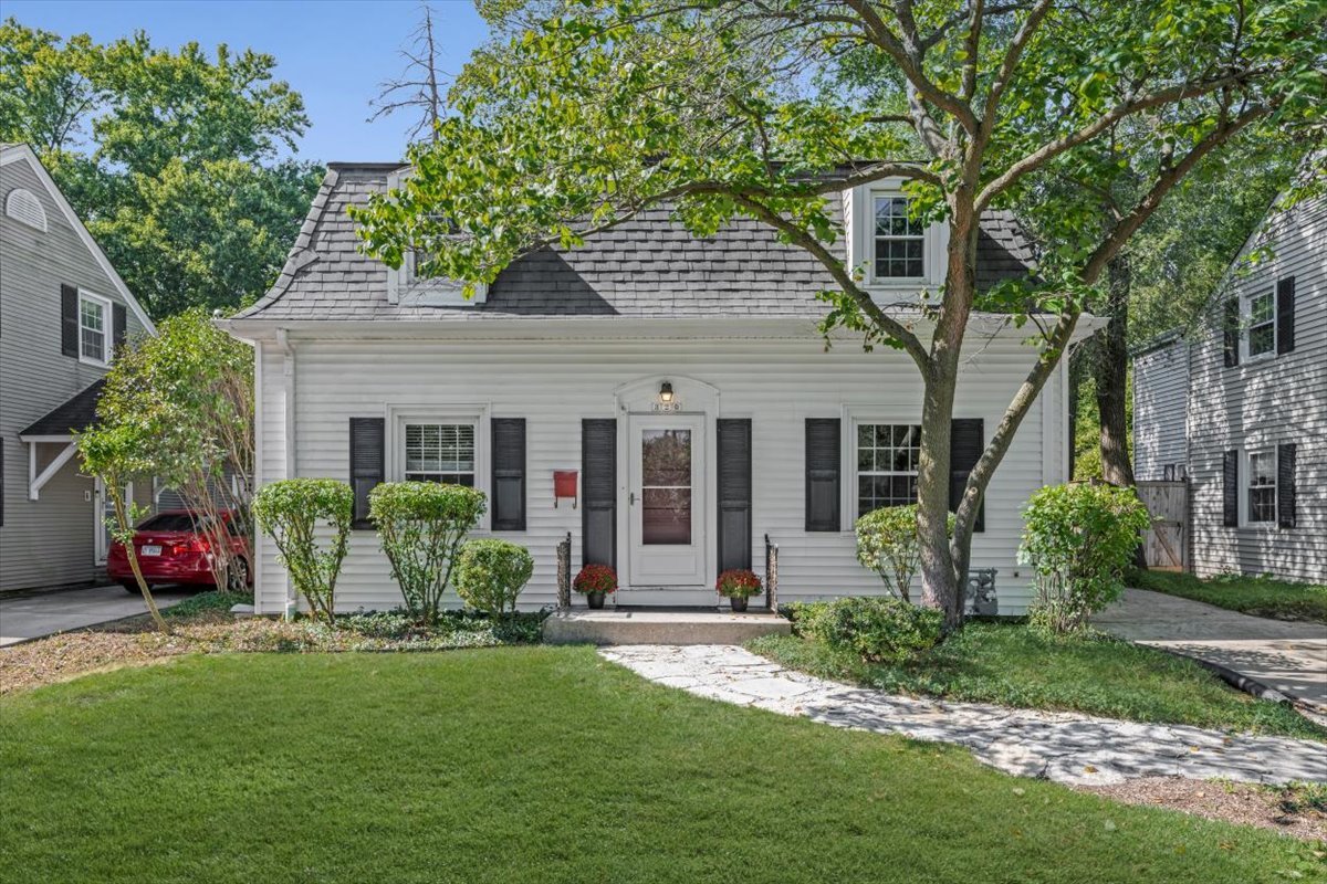 320 Lagoon Drive Northfield, IL 60093 - Photo 1 of 1 front view of a house with a yard