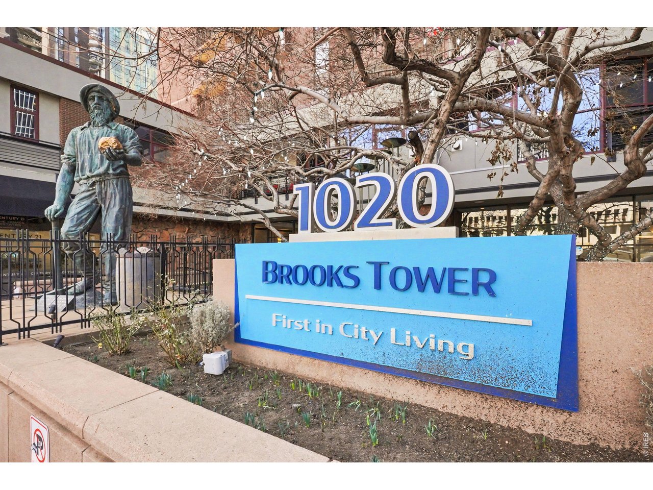 1020 15th Street, Unit 32L Denver, CO 80202 - Photo 2 of 32 a street sign on a pole on a street
