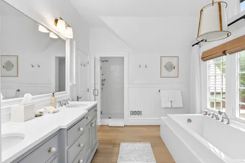 $6,350,000 | 8 Barclay Court, East Hampton, NY 11937
