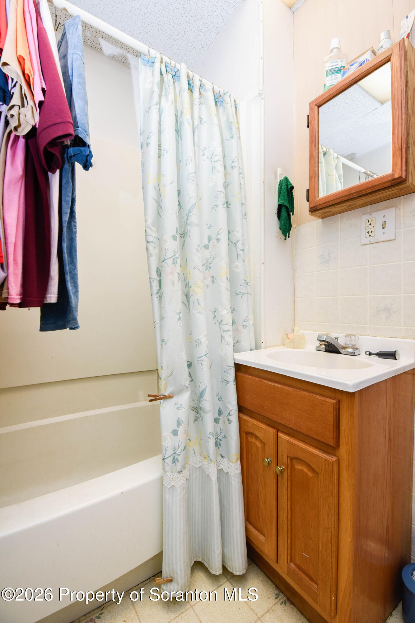 520 Main Street Archbald, PA 18403 - Photo 25 of 47 a bathroom with a sink and a bathtub