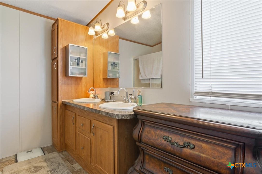 216 Moore Street Rogers, TX 76569 - Photo 18 of 29 a bathroom with a sink a mirror and a bathtub