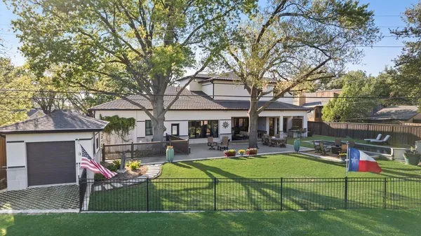 a view of a house with backyard and sitting area
