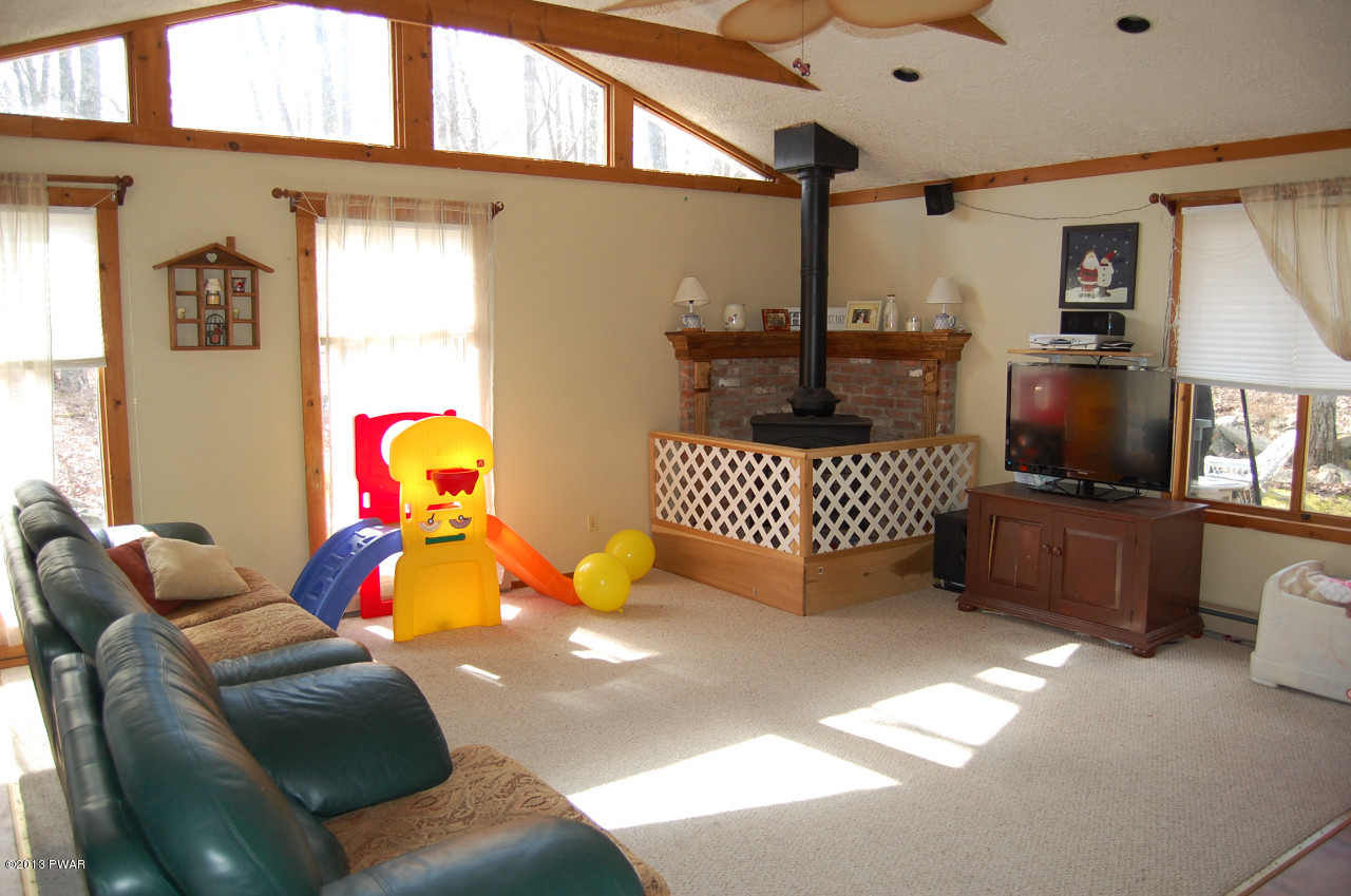 146 Rodeo Drive Hawley, PA 18428 - Photo 3 of 11