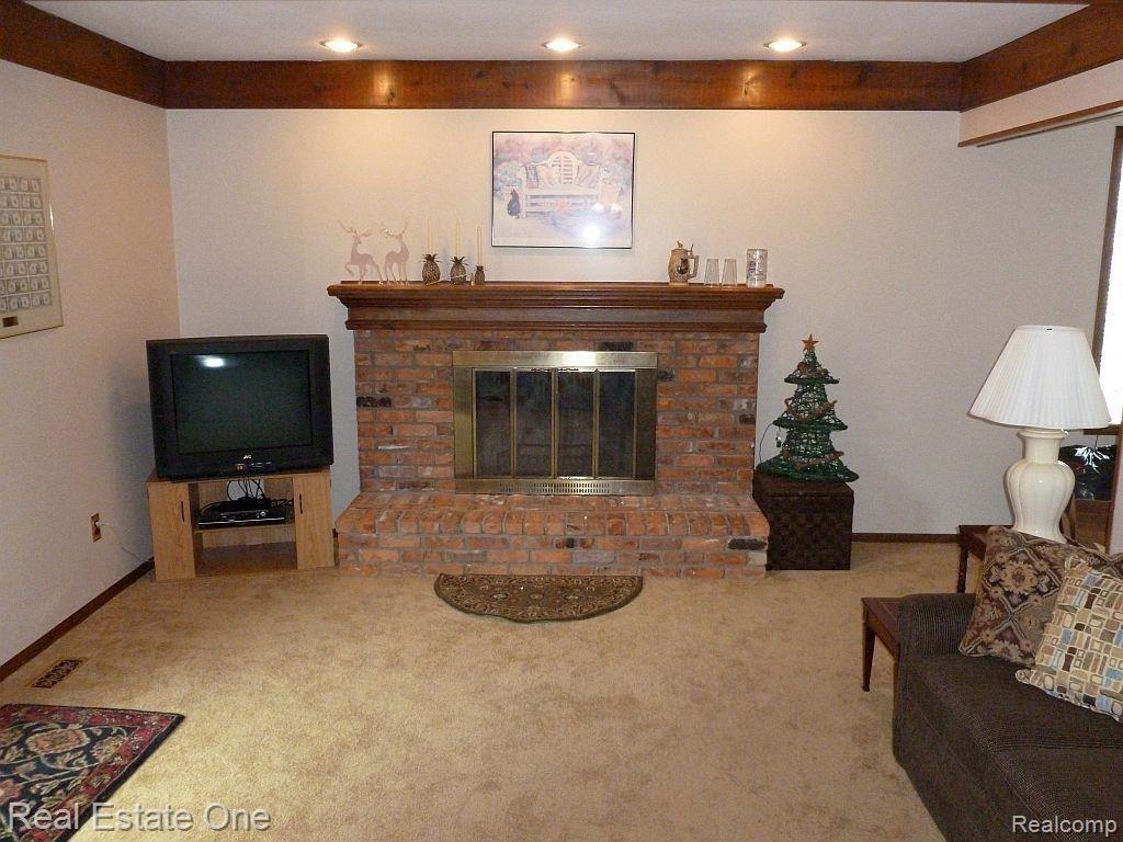 96 Foxboro Drive Rochester, MI 48309 - Photo 8 of 25 P1040358.jpg