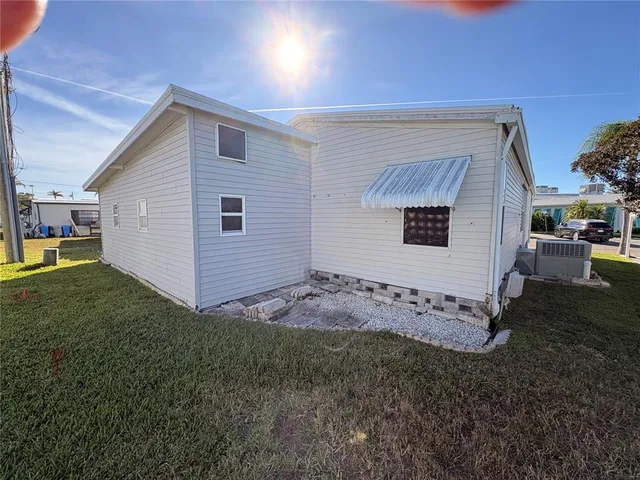 a view of back yard of the house