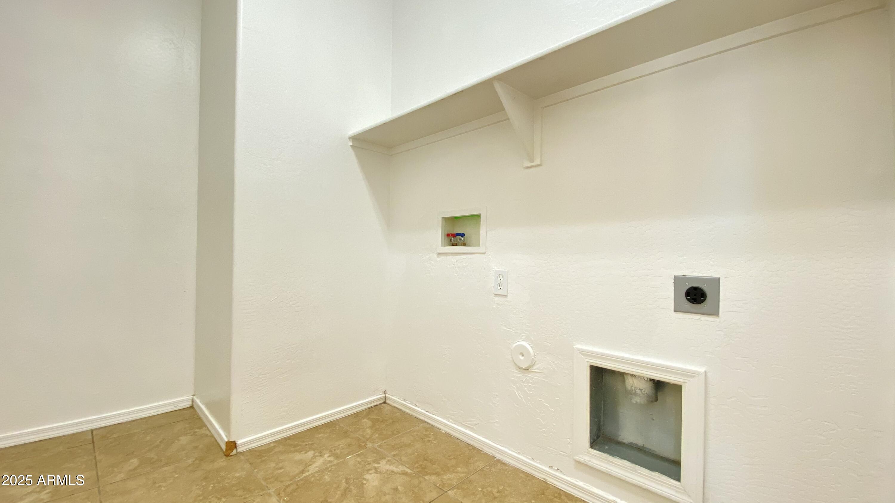 7425 West Crown King Road Phoenix, AZ 85043 - Photo 24 of 27 a bathroom with a sink