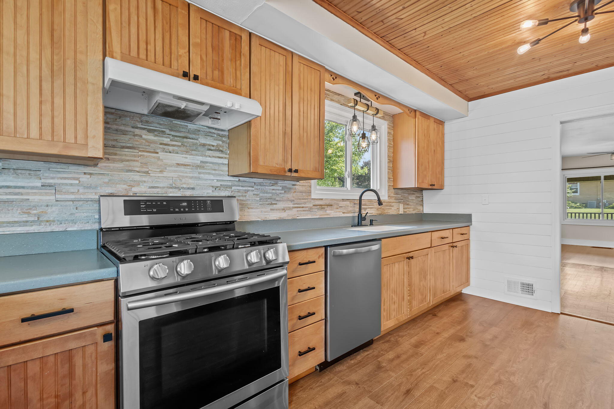 124 6th Street Southeast De Motte, IN 46310 - Photo 11 of 36 2048x1365