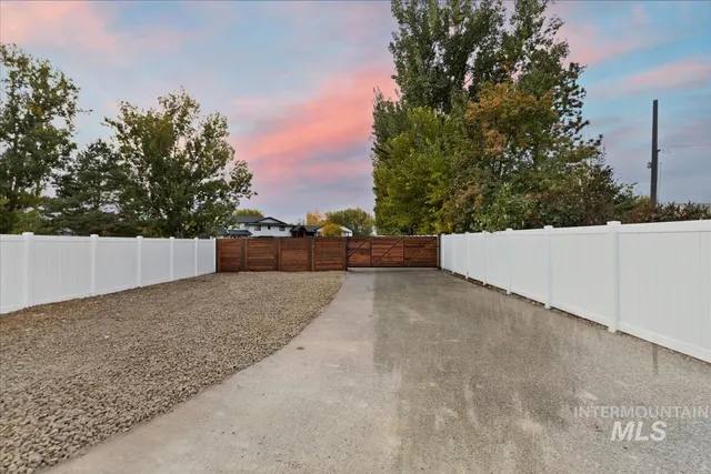 $1,895,000 | 1417 North Kcid Road, Caldwell, ID 83605