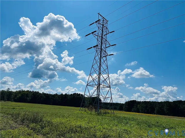 a view of a yard in front of the house