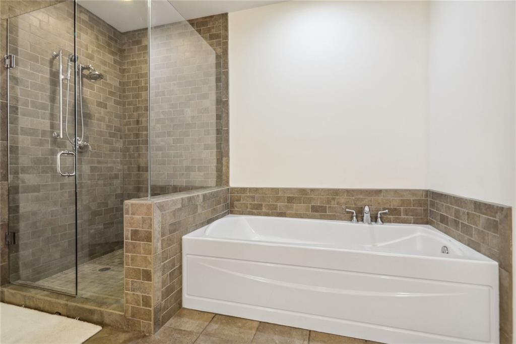 270 17th Street Northwest Atlanta, GA 30363 - Photo 8 of 15 a bathroom with a bathtub