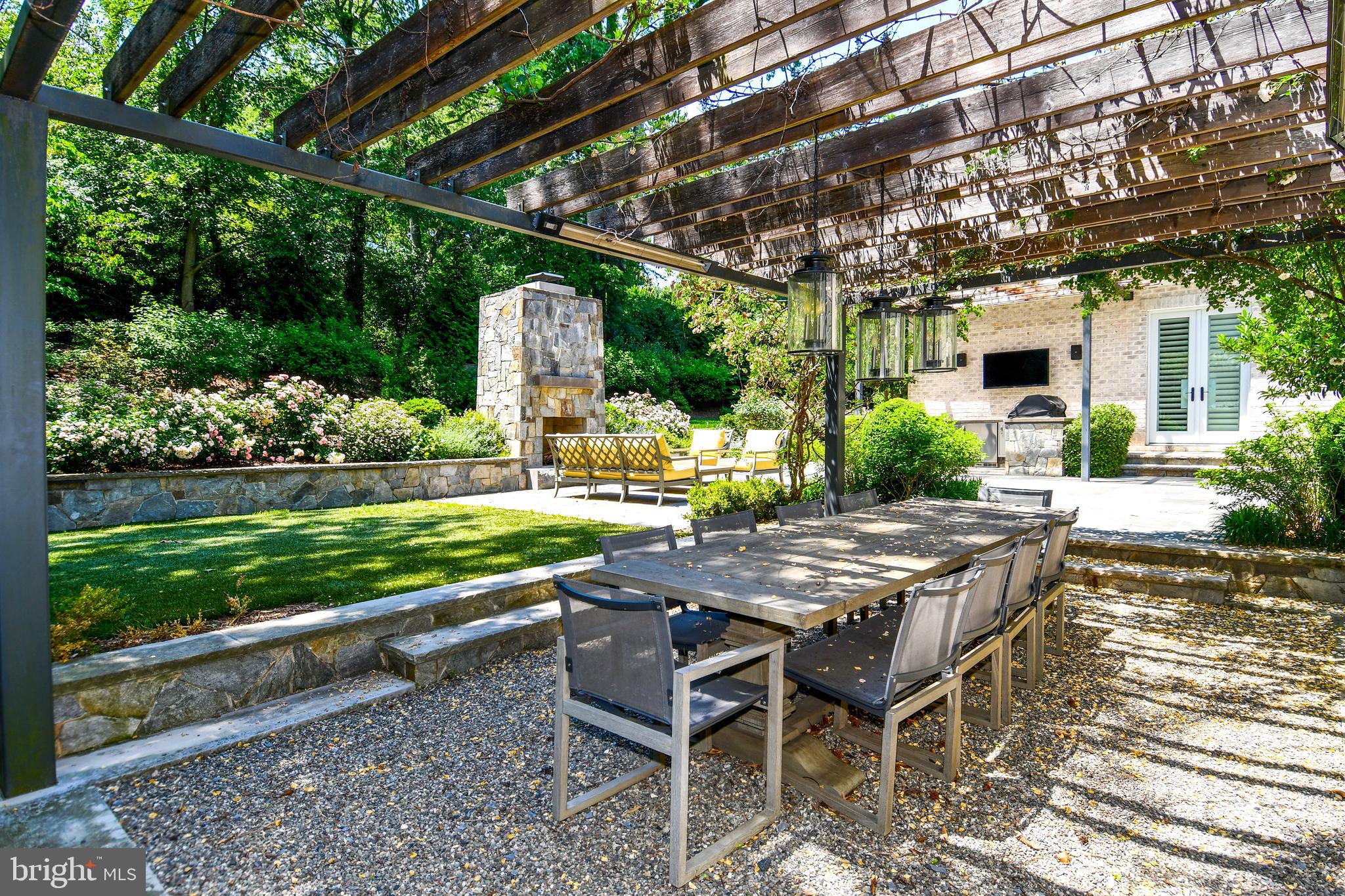 7808 Southdown Road Alexandria, VA 22308 - Photo 24 of 99 Outdoor dining