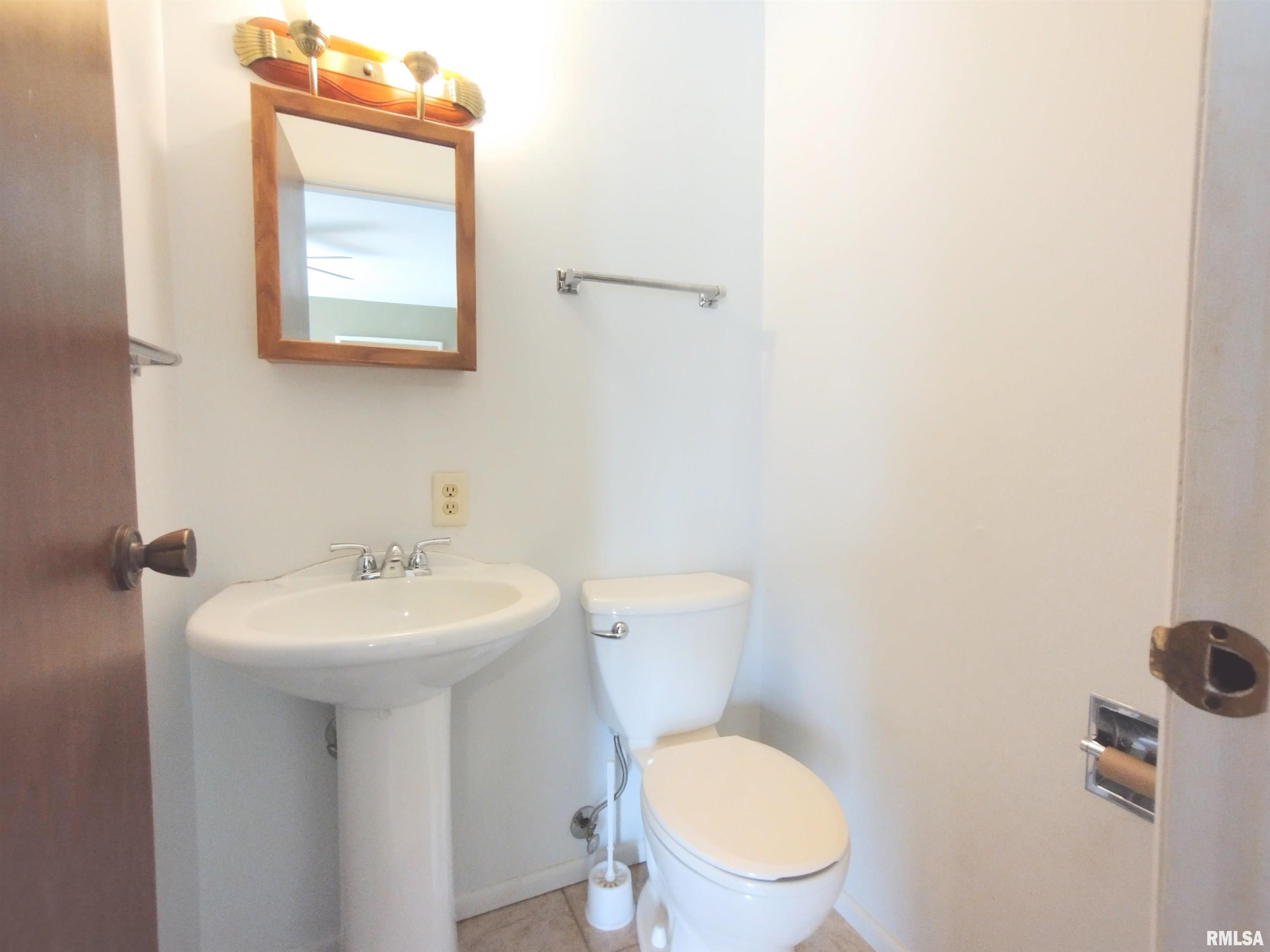 2128 Stonehenge Road Springfield, IL 62702 - Photo 21 of 33